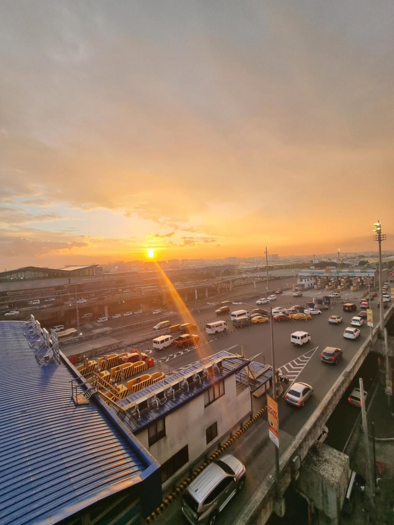 Palm Tree Condos Near Mnl Airport Terminal 3 By Elr マニラ市 エクステリア 写真